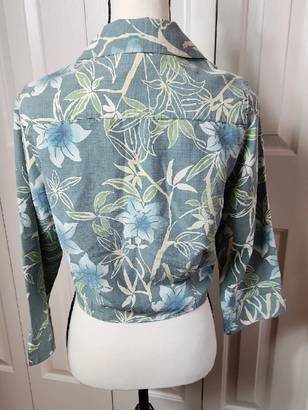 Tommy Bahama Green Floral Tie-Front Button Down Shirt, Med - Picture 5 of 9